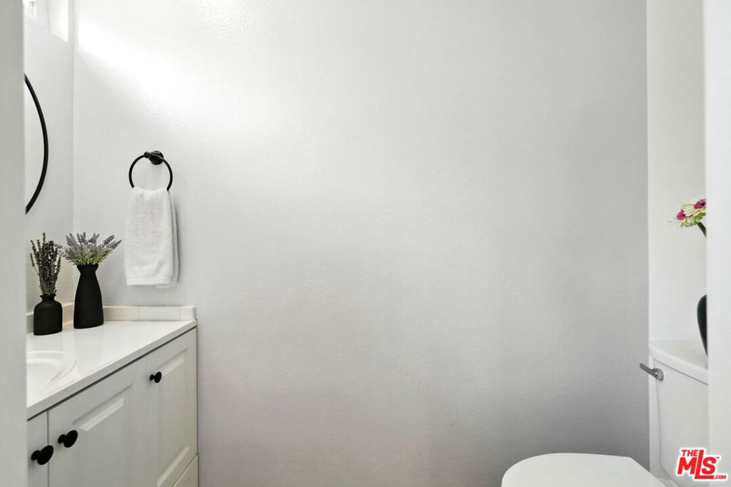 https://media.crmls.org/mediaz/f9f823e1-47b0-46bd-843f-75ae49dc0fdf.jpg?preset=X-Large