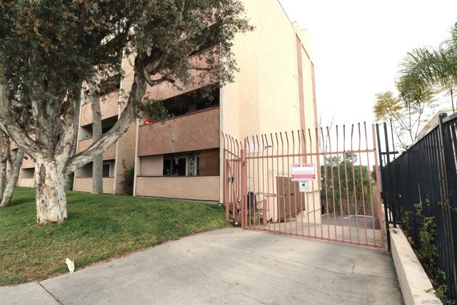 4041 Oakcrest Dr, San Diego CA: https://media.crmls.org/mediaz/f9f96598-d668-4472-ba7d-10bd2fa2acbd.jpg