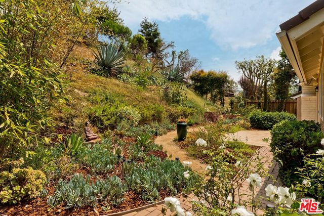 17181 Avenida De La Herradura, Pacific Palisades CA: https://media.crmls.org/mediaz/f9fa6dcf-2123-4581-a0b1-030bc6e868aa.jpg