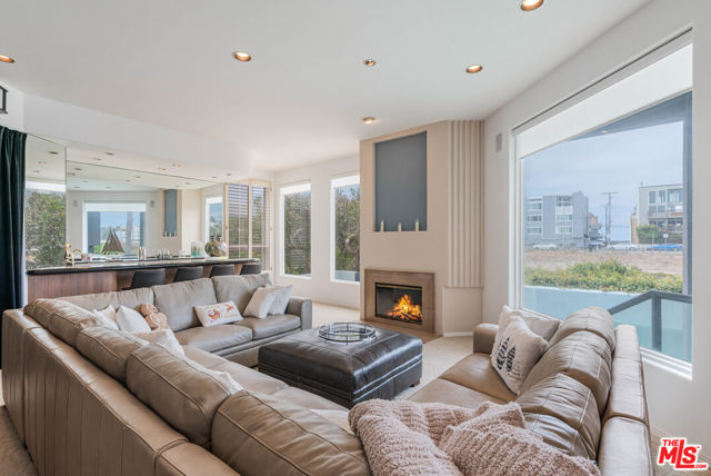 4611 Roma Court, Marina del Rey CA: https://media.crmls.org/mediaz/f9fa7568-7c61-4230-adff-40cbb647b033.jpg