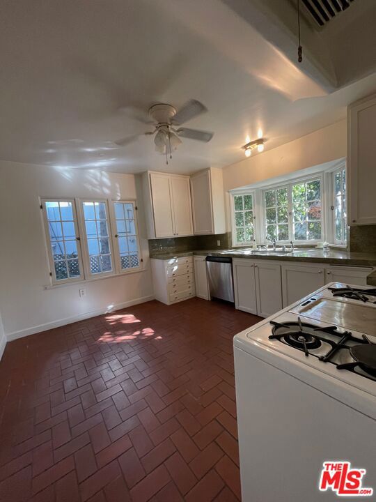 3116 Lake Hollywood Drive, Los Angeles CA: https://media.crmls.org/mediaz/f9fabc94-8c15-4c53-ace5-c008931a162a.jpg