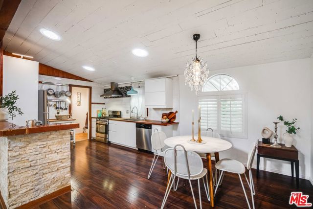 1165 Cherokee, Topanga CA: https://media.crmls.org/mediaz/f9fb16a4-f8ff-41bd-9410-31885c8ece08.jpg