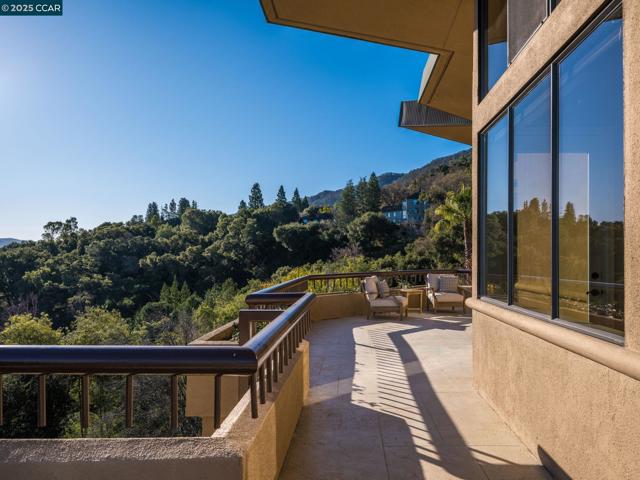 21 Deer Oaks Ct, Pleasanton CA: https://media.crmls.org/mediaz/f9fc27eb-37a9-4344-95b3-971f974c7cbb.jpg