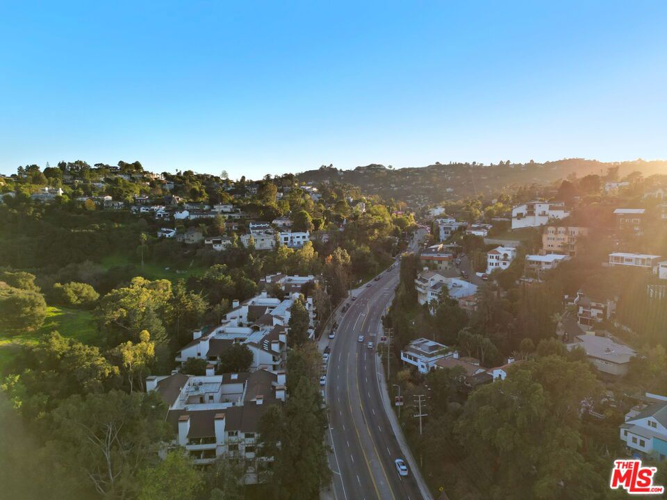 https://media.crmls.org/mediaz/f9fc91b4-8216-4cbd-9ffd-2f38e5d5e0d6.jpg?preset=X-Large
