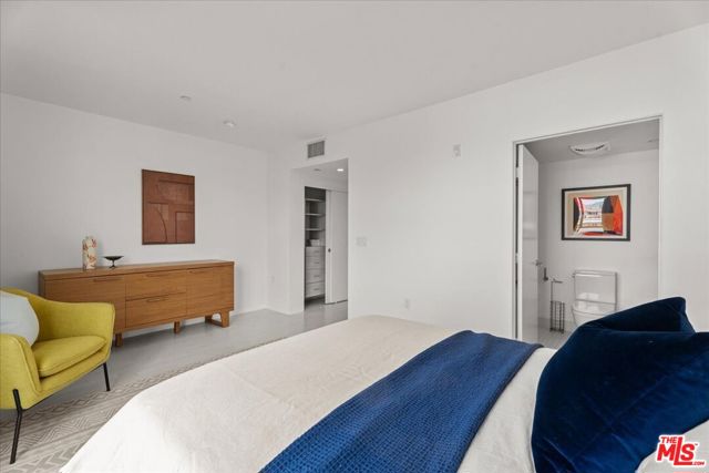 7917 Willoughby Avenue, Los Angeles CA: https://media.crmls.org/mediaz/f9fce7f0-deda-495a-b49d-71ca2f02c75b.jpg