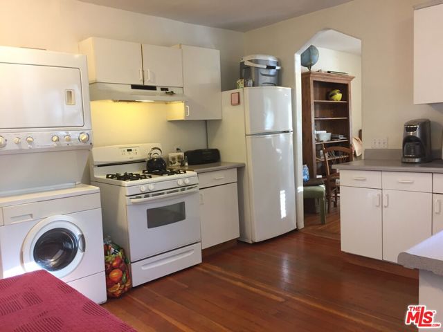 3754 Fredonia Drive, Los Angeles CA: https://media.crmls.org/mediaz/f9fd17ae-5ea1-4516-afb8-2fcfb1b1ff4e.jpg