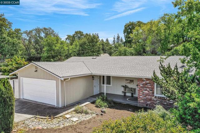 280 Sierra Dr, Walnut Creek CA: https://media.crmls.org/mediaz/f9ffdb98-90f7-425b-864c-cd3ca2a37ef9.jpg