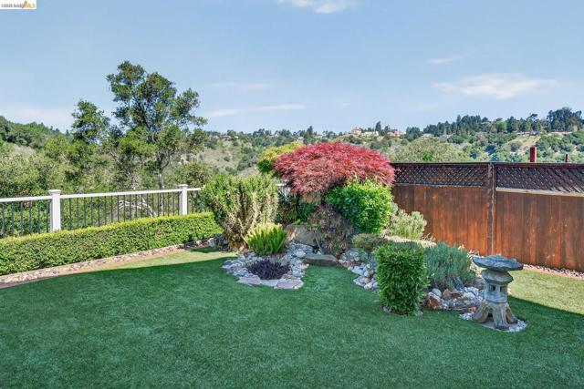 4963 Stoneridge Ct, Oakland CA: https://media.crmls.org/mediaz/fa00424f-f4b3-4379-bb3d-40e17031173e.jpg