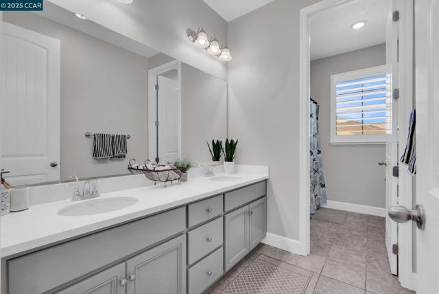 499 Yarrow Dr, Fairfield CA: https://media.crmls.org/mediaz/fa0171b7-9689-419a-a84a-2996d37a51f7.jpg
