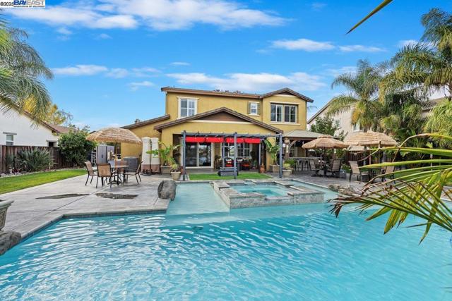 1050 Clear Lake Dr, Oakley CA: https://media.crmls.org/mediaz/fa01aa3d-bb73-45db-9e81-7f1c5a57161f.jpg