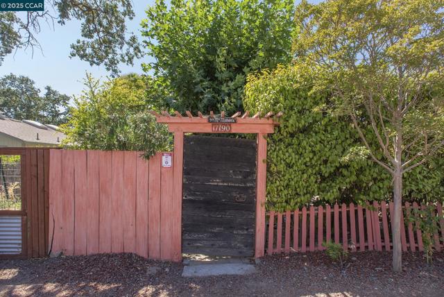 17190 Cedar Ave, Sonoma CA: https://media.crmls.org/mediaz/fa02e894-8b21-45a2-baab-2ba36890d0e0.jpg