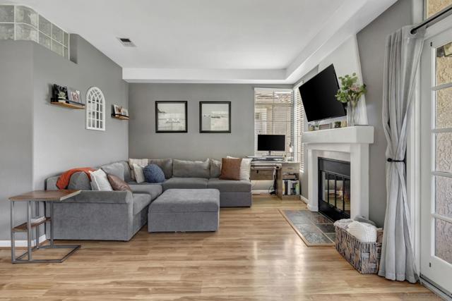 3432 Cameo Dr, Oceanside CA: https://media.crmls.org/mediaz/fa034392-fe95-470a-9dd8-e28f8f72f787.jpg