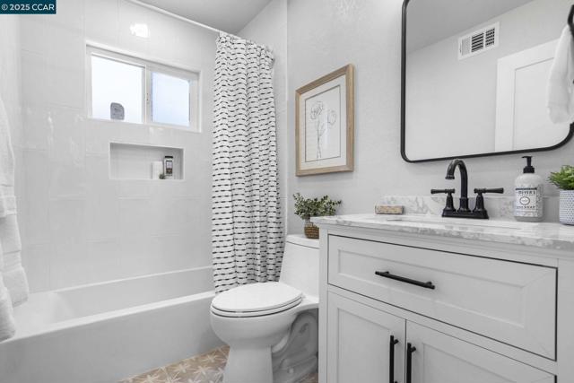 4650 Regina Ln, Concord CA: https://media.crmls.org/mediaz/fa03c936-736c-45a2-99ff-c5441a43d512.jpg