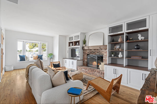 8044 Cowan Avenue, Los Angeles CA: https://media.crmls.org/mediaz/fa066b54-1b8e-42b5-963c-29abcadcd511.jpg