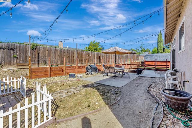 639 Eaker Ct, Antioch CA: https://media.crmls.org/mediaz/fa06960c-7928-4eaf-b7ef-dd67aa47a0b3.jpg