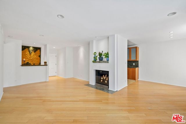 429 N Oakhurst Drive, Beverly Hills CA: https://media.crmls.org/mediaz/fa099362-26aa-4b9d-af8d-1323048d35ce.jpg