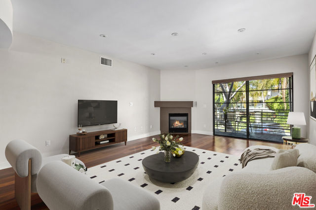 8788 Shoreham Drive, West Hollywood CA: https://media.crmls.org/mediaz/fa0a8252-0e98-437b-ae42-25fbf7ab3739.jpg