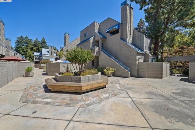 1089 Foxchase Dr, San Jose CA: https://media.crmls.org/mediaz/fa0a8af2-c1bd-42b3-a8a5-a63f7f5a21bf.jpg