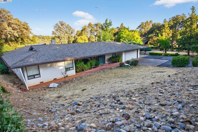 20521 Upper Hillview Dr, Sonora CA: https://media.crmls.org/mediaz/fa0aa733-3c20-4494-9449-e2ed64fc6a88.jpg