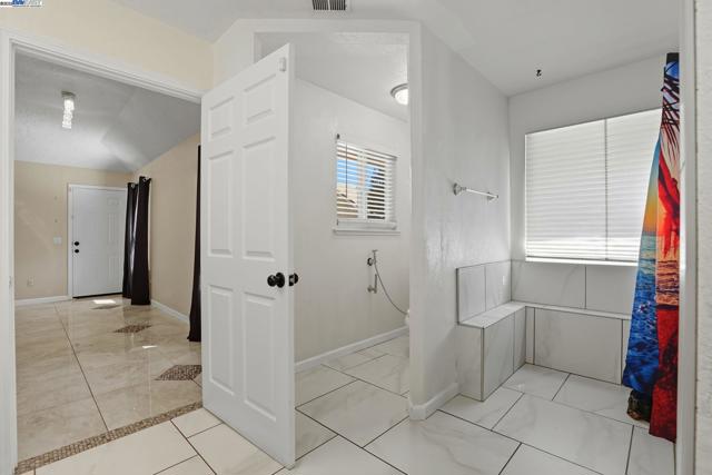 4470 Rolling Oaks Dr, Granite Bay CA: https://media.crmls.org/mediaz/fa0ab8d4-1fa3-4372-b103-0ff217e82225.jpg