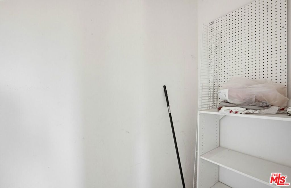 https://media.crmls.org/mediaz/fa0ad7b0-c737-48a6-9392-8b067479059e.jpg?preset=X-Large