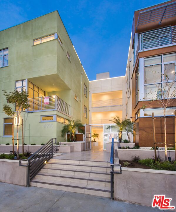 11715 W BELLAGIO Road, Los Angeles CA: https://media.crmls.org/mediaz/fa0ba363-cce8-4d1a-bbf5-1dbf20f3e1c8.jpg