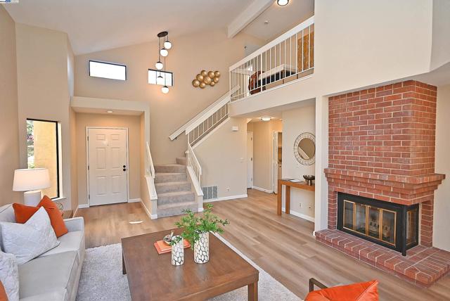 28111 Ziele Creek Dr, Hayward CA: https://media.crmls.org/mediaz/fa0c681d-0f33-42dd-b01d-92f5f5a51ae3.jpg