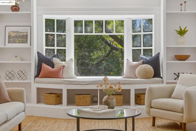 2181 Andrews St, Oakland CA: https://media.crmls.org/mediaz/fa0c7122-e9bc-40ba-97fb-64aa177e672a.jpg