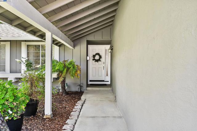 1001 Crellin Rd, Pleasanton CA: https://media.crmls.org/mediaz/fa0d17a5-8096-48fc-9a84-24102ed6278a.jpg