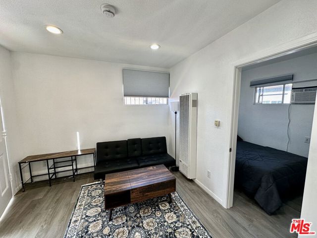 523 1/2 W 56th Street, Los Angeles CA: https://media.crmls.org/mediaz/fa0d40e2-e7cc-49ce-b82d-14abafe70511.jpg