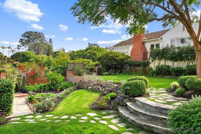 7725 Whitefield Pl, La Jolla CA: https://media.crmls.org/mediaz/fa0dbdb1-e24b-404a-800b-016b03ef561e.jpg