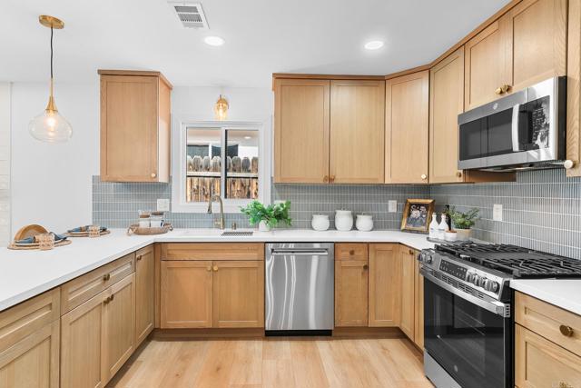 Detail Gallery Image 10 of 26 For 4947 Luna Dr, Oceanside,  CA 92057 - 3 Beds | 2 Baths