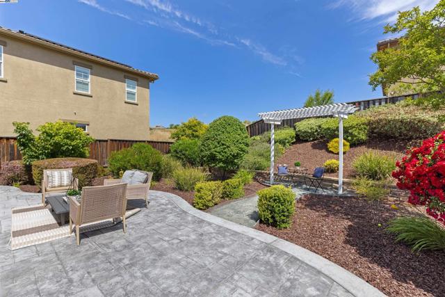 2715 Palatino Ct, Dublin CA: https://media.crmls.org/mediaz/fa0e5a27-d45c-4a45-8422-06fc52819dba.jpg