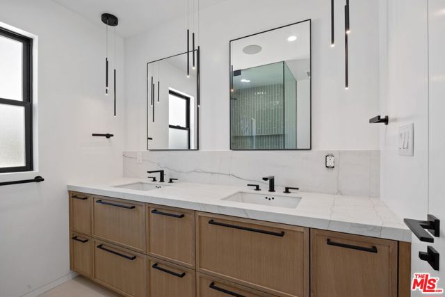 3940 Huron Avenue, Culver City CA: https://media.crmls.org/mediaz/fa0ef7e1-60fd-4d7e-8b50-01c22815dc7f.jpg