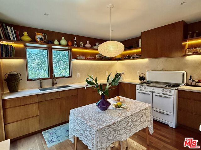 1966 Vestal Avenue, Los Angeles CA: https://media.crmls.org/mediaz/fa0f931a-54ae-47f8-96ae-19190d68af76.jpg