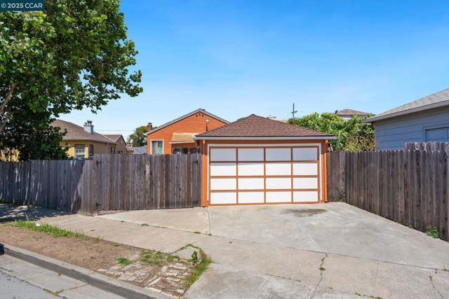 66 Murdock St, Richmond CA: https://media.crmls.org/mediaz/fa116a03-9385-4972-b425-010929788c89.jpg