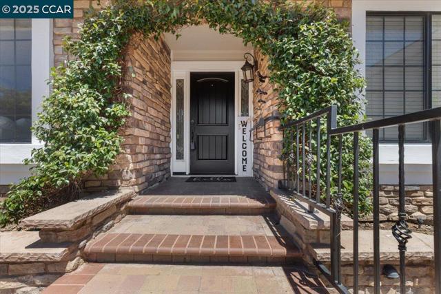 5497 Silver Sage Ct, Concord CA: https://media.crmls.org/mediaz/fa11759a-e33d-4ead-83b7-9b4d6e91d826.jpg