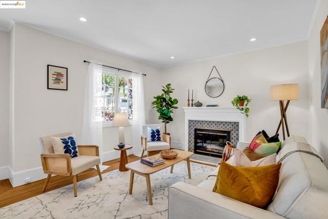 580 Chetwood St., Oakland CA: https://media.crmls.org/mediaz/fa11d6e2-7d35-4dd2-89e6-eb0e680886b4.jpg