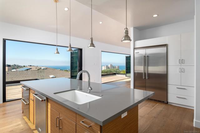 2641 Costebelle Dr, La Jolla CA: https://media.crmls.org/mediaz/fa12bd2d-0806-49d9-a41b-cf7da1a9e495.jpg