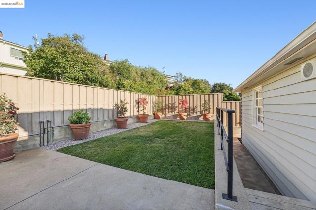 19 Highland Blvd, Kensington CA: https://media.crmls.org/mediaz/fa12e6f8-7f11-48fa-bd53-40bee119897b.jpg