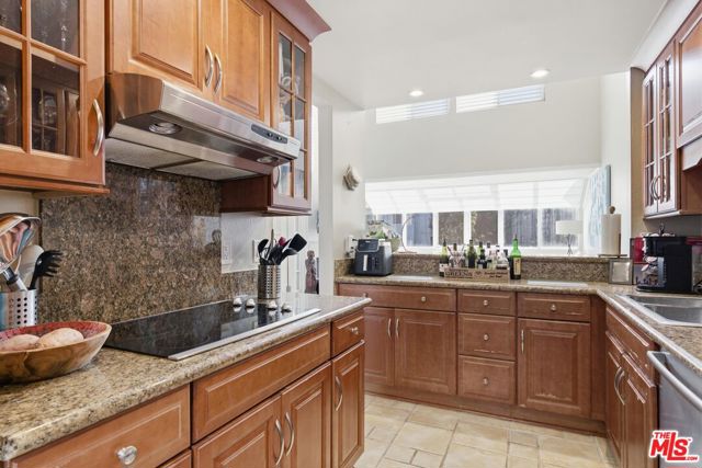 240 The, Redondo Beach CA: https://media.crmls.org/mediaz/fa12f332-edbd-4544-9351-1c4f52b7968a.jpg