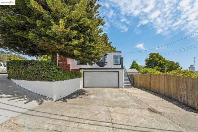 10601 Sheldon St, Oakland CA: https://media.crmls.org/mediaz/fa13634c-936d-41de-b39c-29cc576f13ed.jpg