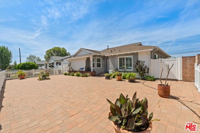 9313 Hayvenhurst Avenue, North Hills CA: https://media.crmls.org/mediaz/fa1366c6-f279-4906-b891-c93f3231366c.jpg