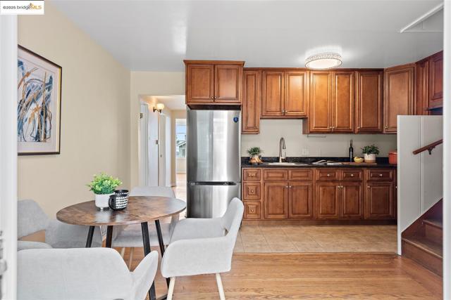 262 Byxbee St, San Francisco CA: https://media.crmls.org/mediaz/fa142815-bade-40e3-b024-ab585e315605.jpg