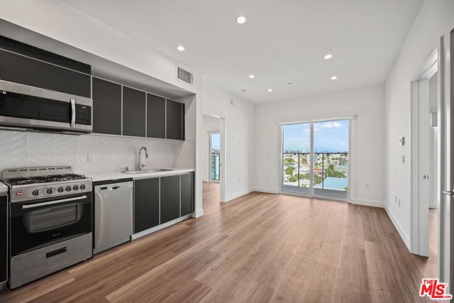 3657 Motor, Los Angeles CA: https://media.crmls.org/mediaz/fa14a440-90c7-4db6-b848-a634d892802c.jpg