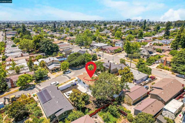 2718 Carmel St, Oakland CA: https://media.crmls.org/mediaz/fa152389-b597-4672-94e0-e4172f47ae80.jpg