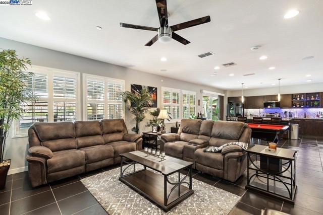 1050 Clear Lake Dr, Oakley CA: https://media.crmls.org/mediaz/fa155d96-7b63-4e93-beda-4b8afdfeeb88.jpg