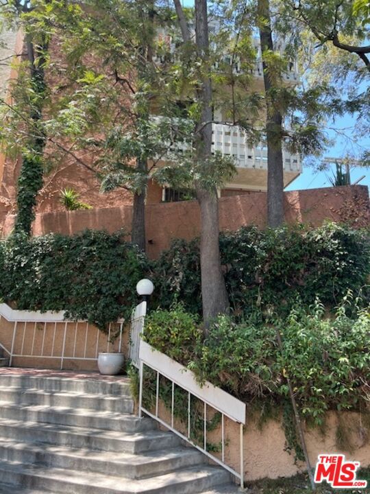 3315 Griffith Park Boulevard, Los Angeles CA: https://media.crmls.org/mediaz/fa15ce6a-3bcf-4271-a777-75f21a1e6fed.jpg