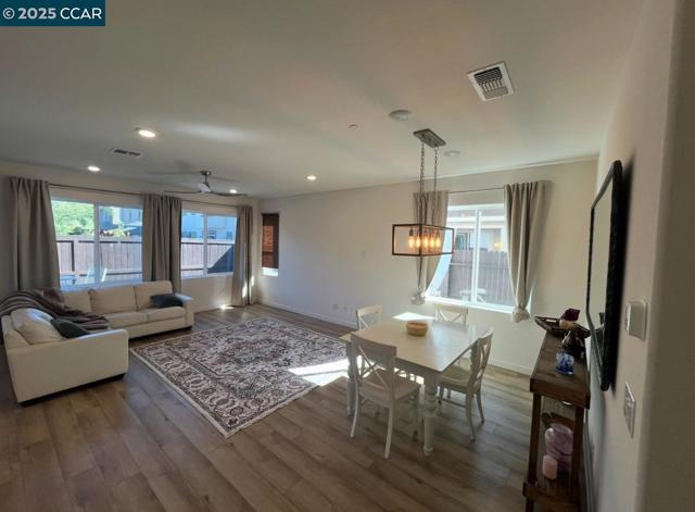 3819 Ponderosa Pine Ln, Rocklin CA: https://media.crmls.org/mediaz/fa16f0c7-09e6-4ef2-b806-11a05b7028a3.jpg