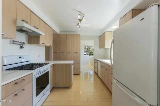 Detail Gallery Image 15 of 40 For 1932 Hilldale Dr, La Canada Flintridge,  CA 91011 - 4 Beds | 2/1 Baths